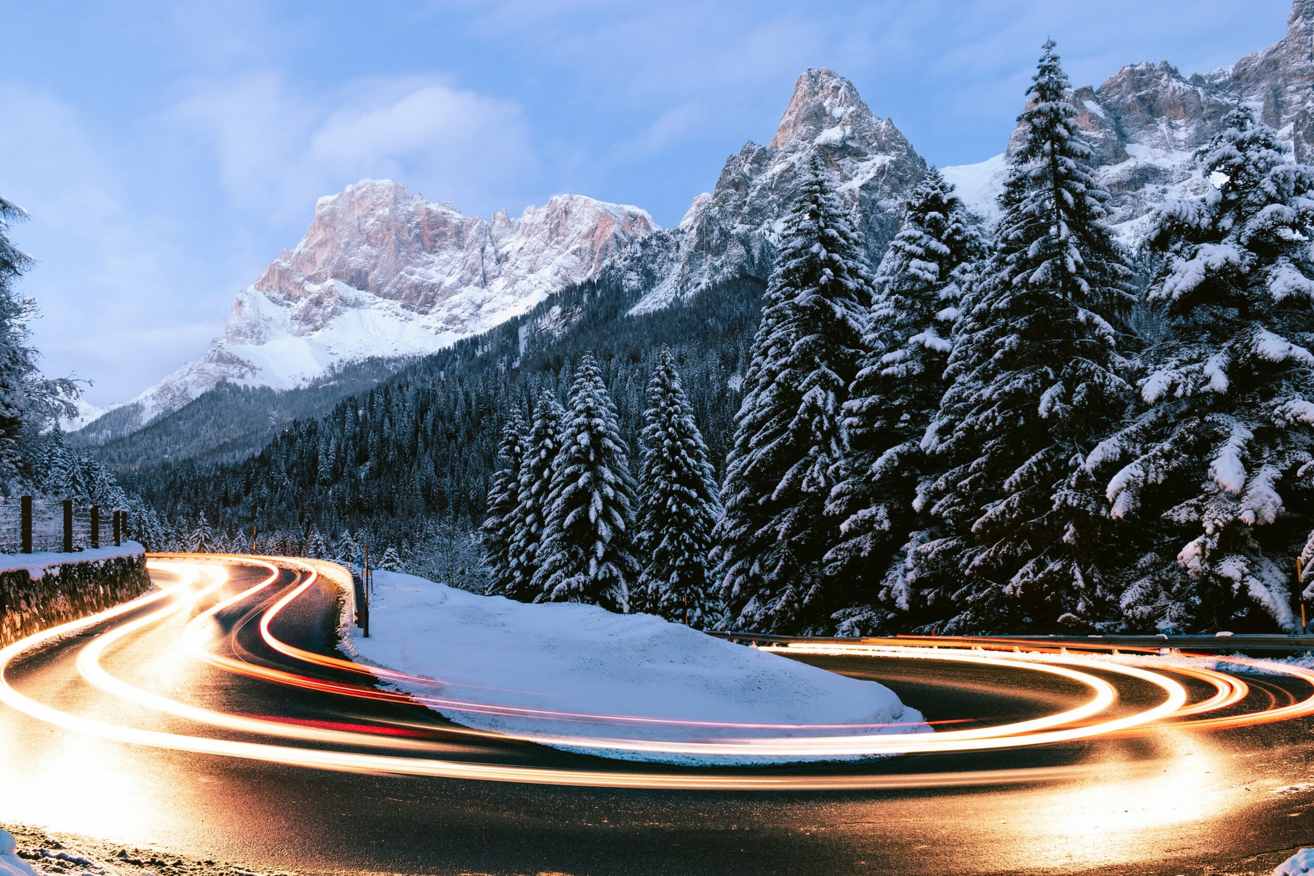 Illustration of tips for maximizing travel insurance benefits