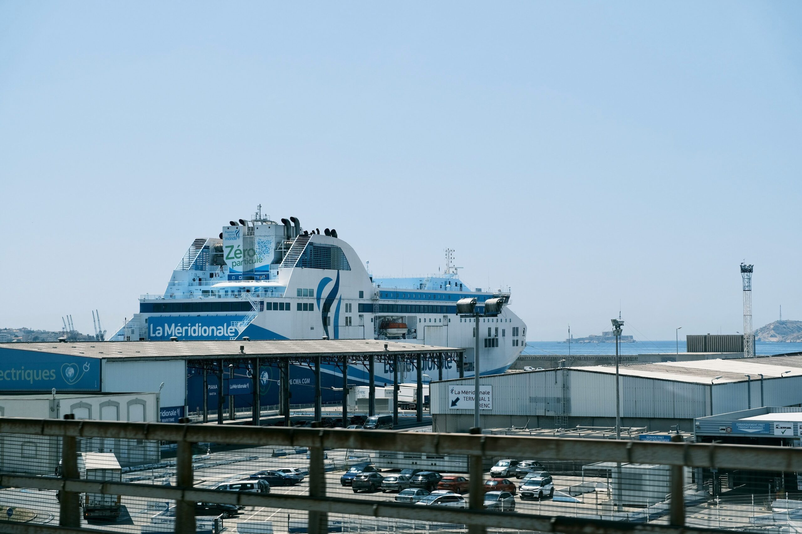 Checklist highlighting key features of travel delay insurance for cruises