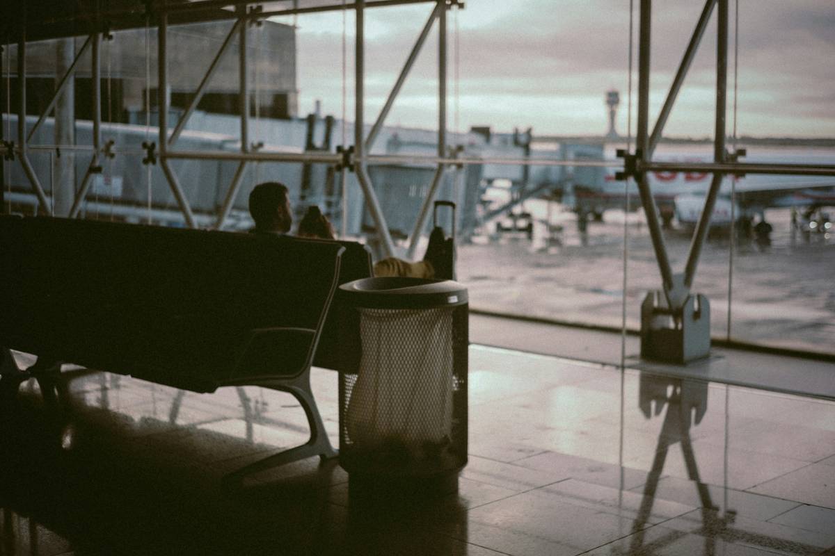 Flowchart explaining the process of claiming delayed flight insurance benefits.
