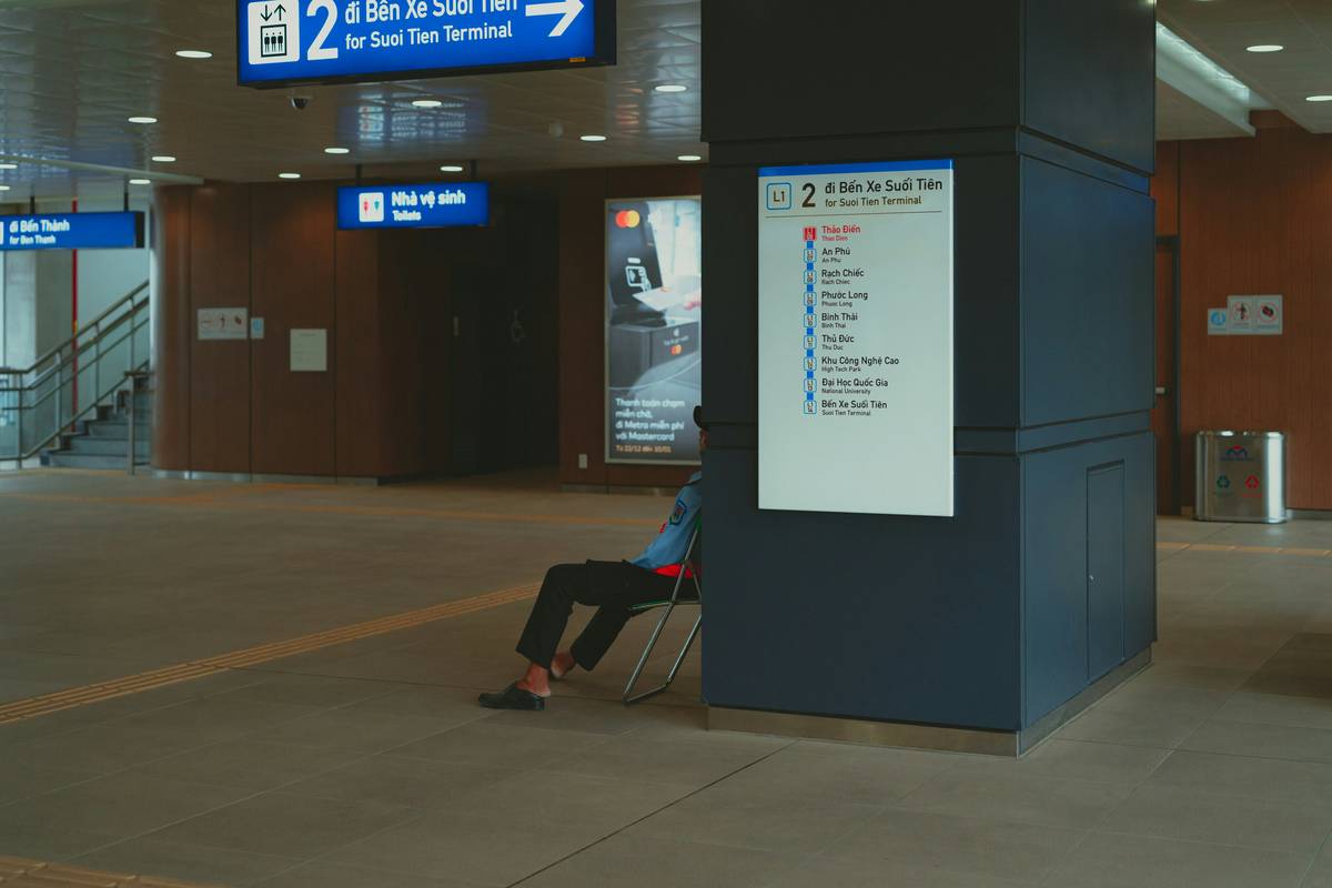 Infographic highlighting key tips for maximizing travel delay insurance benefits