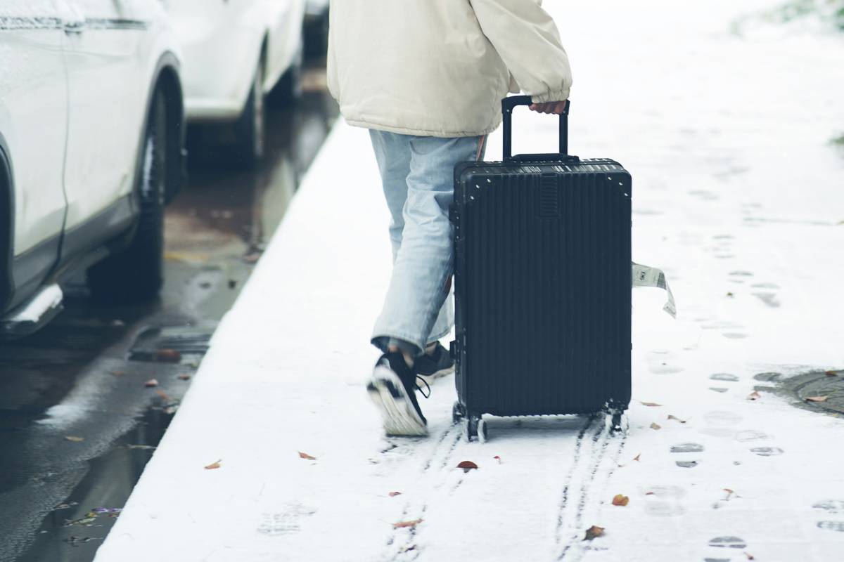 Infographic explaining steps to file a claim for travel delay insurance