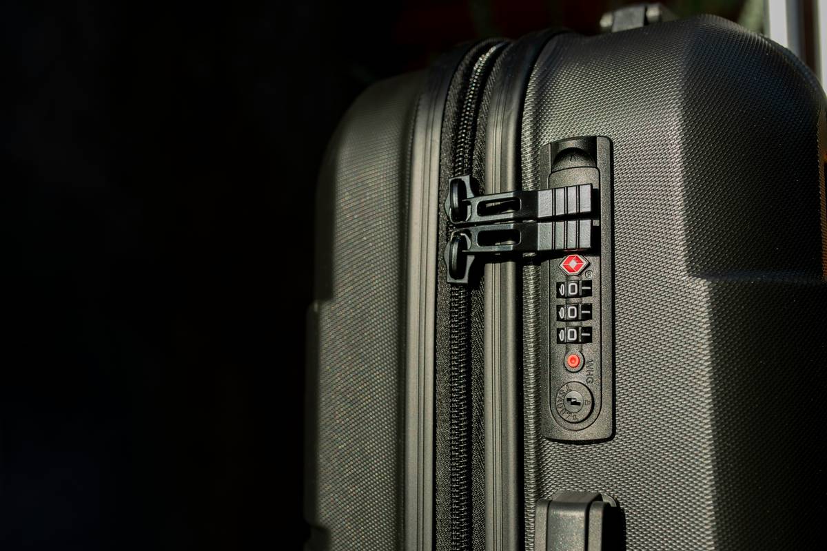 Illustration showing steps to file a delayed luggage payout claim