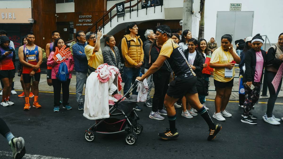 Infographic showing hurricane evacuation insurance benefits including accommodation, food, and alternative transport